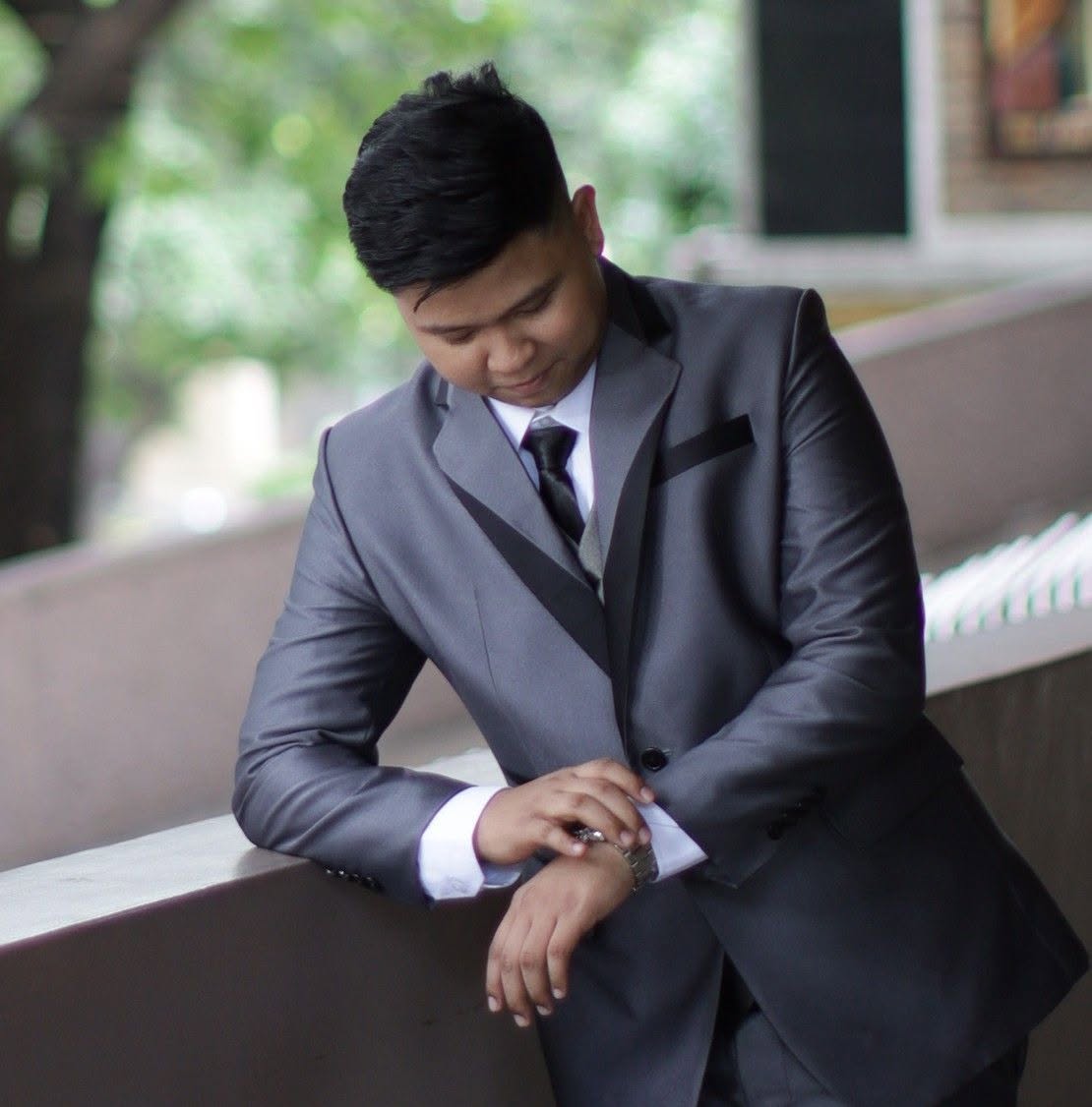 Portrait of Aldrin Lozano in a gray suit